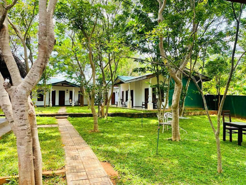 Kingfisher Resort Сигирия Экстерьер фото