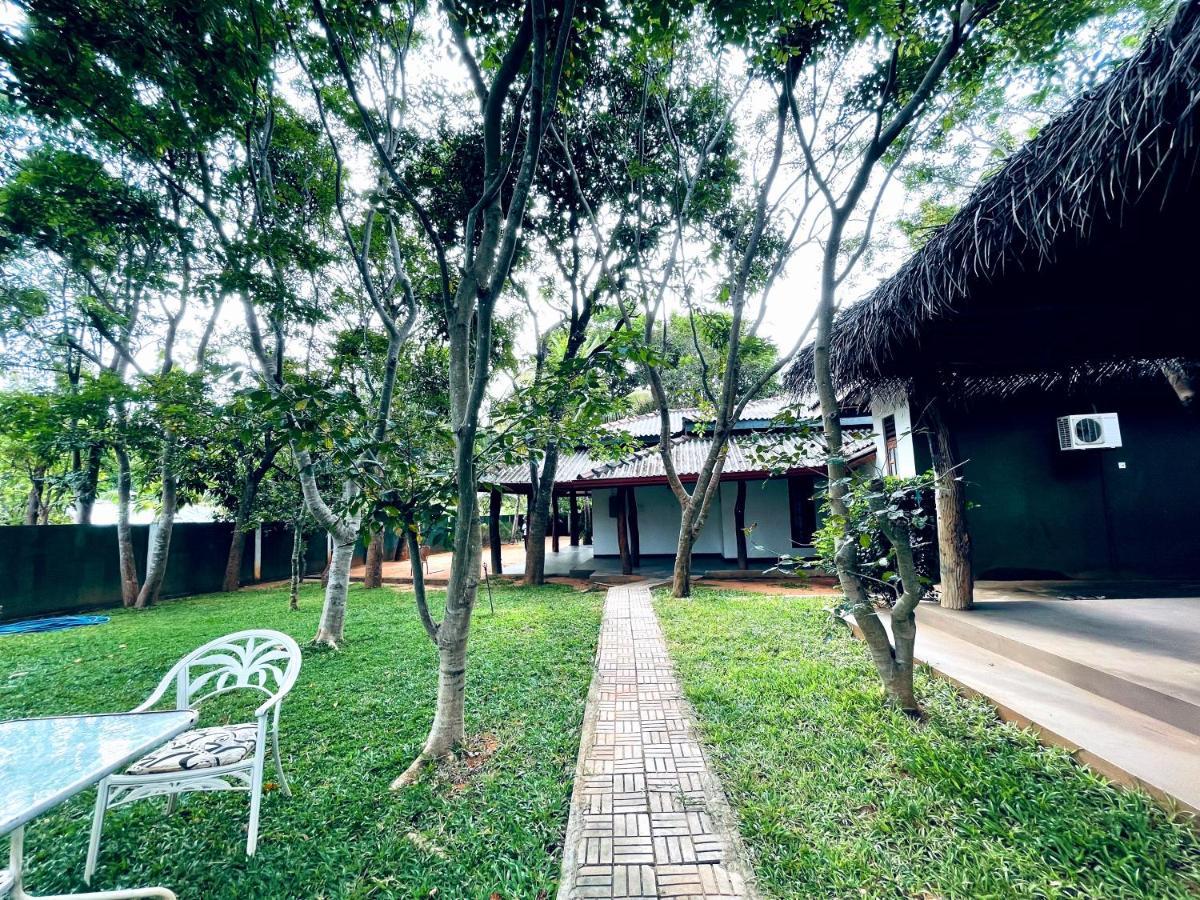 Kingfisher Resort Сигирия Экстерьер фото