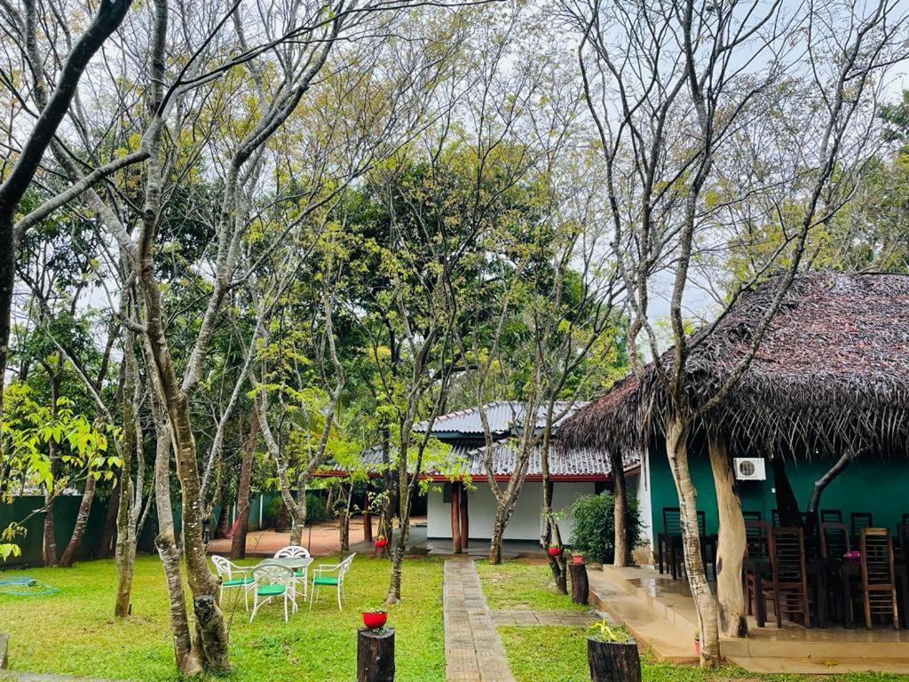 Kingfisher Resort Сигирия Экстерьер фото
