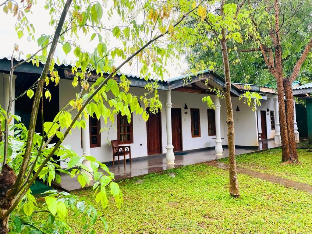 Kingfisher Resort Сигирия Экстерьер фото