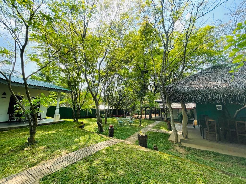 Kingfisher Resort Сигирия Экстерьер фото