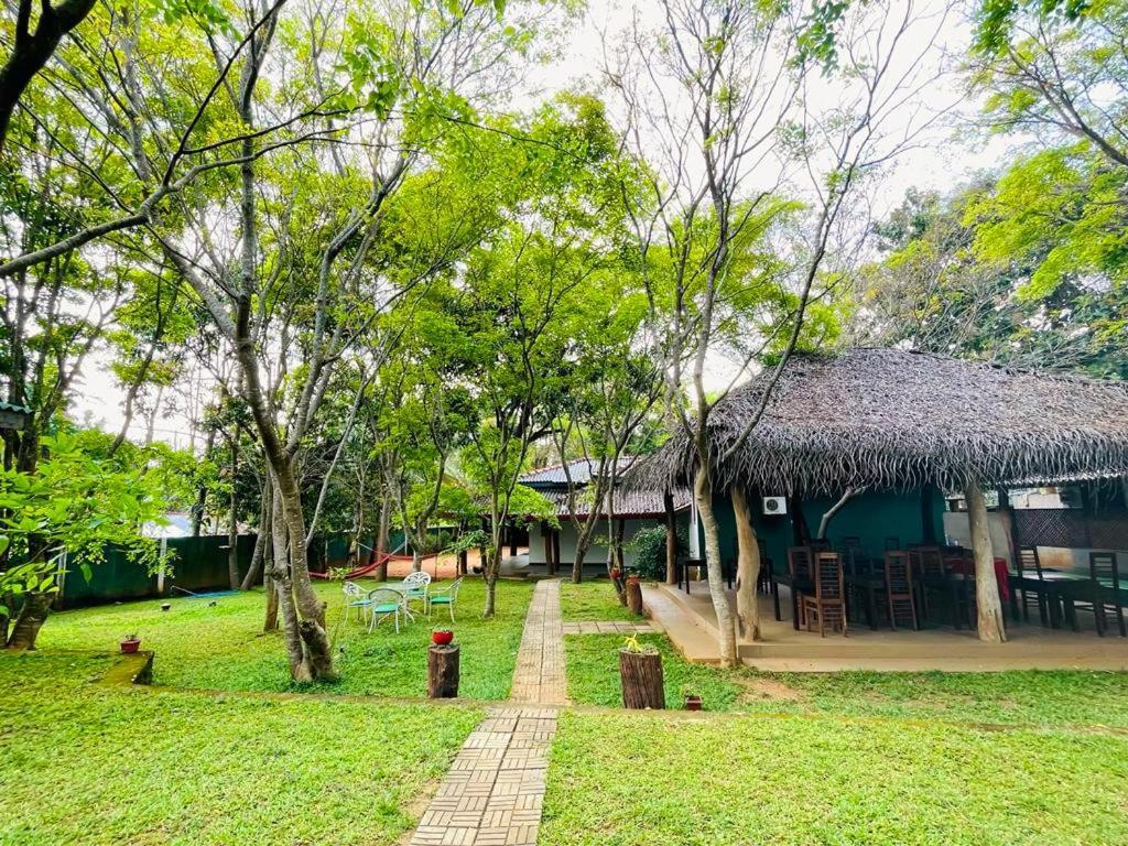 Kingfisher Resort Сигирия Экстерьер фото